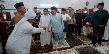 ANWAR Ibrahim menyantuni jemaah ketika hadir menunaikan solat Jumaat di Surau Bomba Cyberjaya. - UTUSAN/FAISOL MUSTAFA