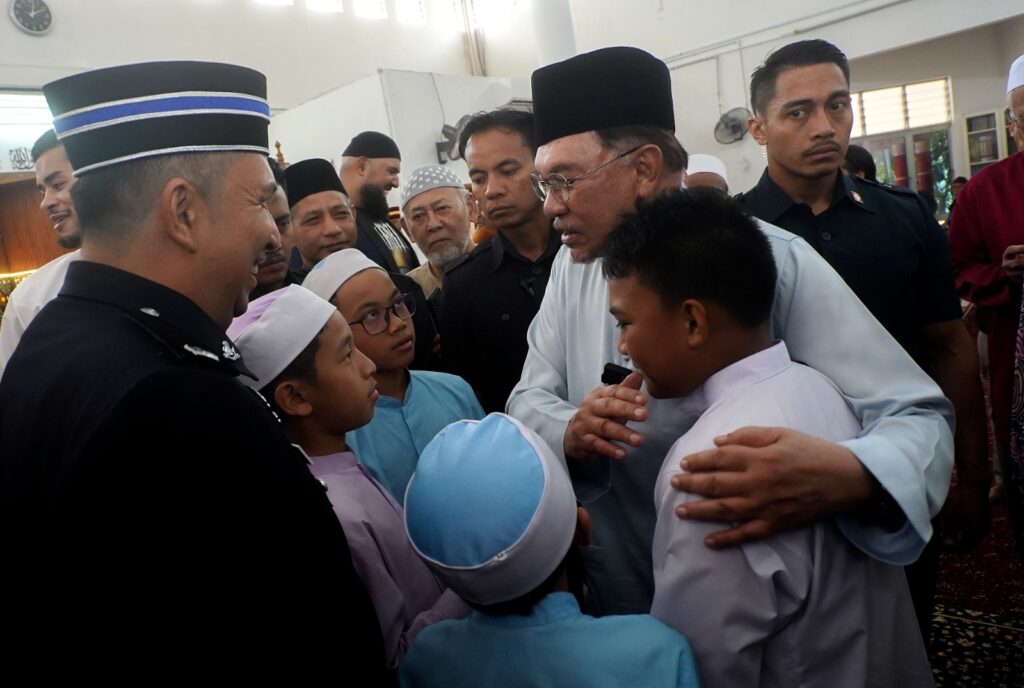 Jangan anggap cuci tandas kerja tukang cuci sahaja – Anwar