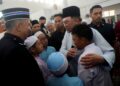 ANWAR Ibrahim menyantuni kanak-kanak ketika hadir menunaikan solat Jumaat di Surau Bomba Cyberjaya. - UTUSAN/FAISOL MUSTAFA