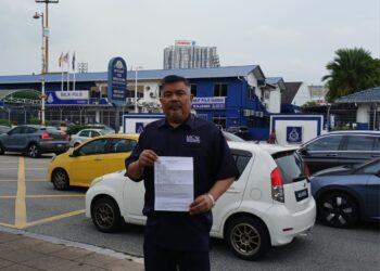 JAIS Abdul Karim menunjukkan laporan polis di IPD Kajang.
