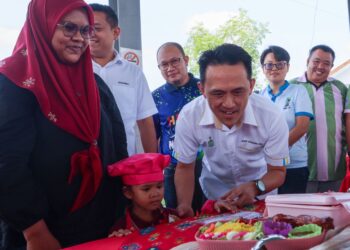 GOH Choon Aik (tiga dari kanan) melihat menu sihat yang disediakan oleh sebuah Tabika Perpaduan sambil diperhatikan oleh Rohai Zahar Nedi (empat dari kanan) ketika menghadiri Program Generasi Cilik Perpaduan : Menu Sihat Peringkat Negeri Pulau Pinang 2026 di Taman Sri Rambai Fasa IV, Bukit Mertajam, Pulau Pinang.-UTUSAN/DANIAL SAAD