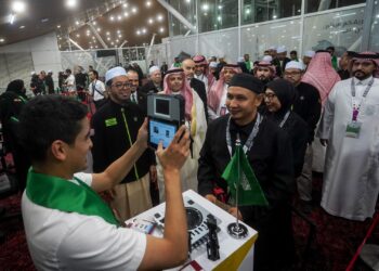 ZULKIFLI Hasan ketika meninjau kumpulan pertama jemaah haji yang akan berangkat ke Tanah Suci bagi musim haji 1447H/2026M di KLIA Terminal 1. - UTUSAN/FAISOL MUSTAFA
