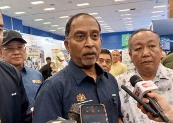 ZAMBRY Abdul Kadir, ketika ditemui selepas sesi walkabout Program Jom Masuk Universiti 2026 Zon Sabah II di Kompleks Dewan Kuliah Pusat 2, Universiti Malaysia Sabah (UMS) - UTUSAN/RAEESAH HANAN