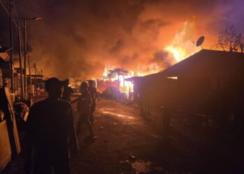 SEBANYAK 200 buah rumah atas air musnah dalam kebakaran di  Kampung Bahagia, Batu Sapi, Sandakan, Sabah awal pagi tadi.-GAMBAR/IHSAN JBPM SABAH