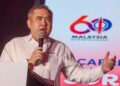 ANTHONY Loke Siew Fook ketika berucap pada Majlis Ulang Tahun DAP ke-60 di Bukit Mertajam, Pulau Pinang hari ini.-UTUSAN/DANIAL SAAD