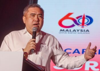 ANTHONY Loke Siew Fook ketika berucap pada Majlis Ulang Tahun DAP ke-60 di Bukit Mertajam, Pulau Pinang hari ini.-UTUSAN/DANIAL SAAD