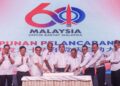 LIM Guan Eng (kiri) dan Gobind Singh Deo (empat dari kiri) ketika menghadiri Majlis Ulang Tahun DAP ke-60 di Bukit Mertajam, Pulau Pinang hari ini.-UTUSAN/DANIAL SAAD