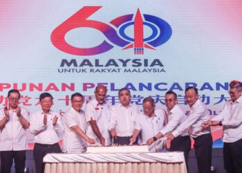 LIM Guan Eng (kiri) dan Gobind Singh Deo (empat dari kiri) ketika menghadiri Majlis Ulang Tahun DAP ke-60 di Bukit Mertajam, Pulau Pinang hari ini.-UTUSAN/DANIAL SAAD