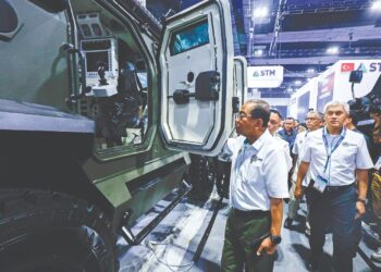 MOHAMED Khaled Nordin melihat persiapan Pameran DSA 2026 dan NATSEC Asia 2026 yang akan berlangsung di MITEC Kuala Lumpur bermula hari ini sehingga 23 April. – UTUSAN/SHIDDIEQIIN ZON