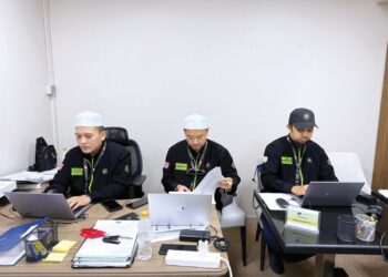 PETUGAS Tabung Haji melakukan persiapan untuk menyambut ketibaan jemaah Malaysia secara berperingkat ke Madinah.  – TABUNG HAJI
