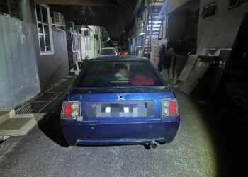 KERETA yang digunakan untuk membawa sembilan PATI berjaya di tahan PGA dalam serbuan di Bandar Baru Pasir Pekan, Tumpat, Kelantan semalam.-IHSAN PGA.