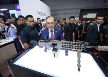 ANWAR Ibrahim sewaktu membuat tinjauan selepas Majlis Perasmian ame­ran Perkhidmatan Pertahanan Asia (DSA) 2026 & Pameran Keselamatan Kebangsaan (NATSEC) 2026 di Pusat Pameran dan Dagangan Antarabangsa Malaysia (MITEC) di sini, hari ini.- UTUSAN/AMIR KHALID