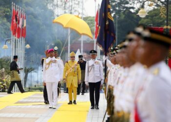 TENGKU Muhammad Fakhry berkenan mencemar duli memeriksa perbarisan kawalan kehormat sempena perasmian Istiadat Pembukaan Penggal Keempat Dewan Negeri Kelantan Yang Ke-15 Tahun 2026 di Kompleks Kota Darulnaim, Kota Bharu, Kelantan hari ini-UTUSAN/KAMARUL BISMI KAMARUZAMAN.