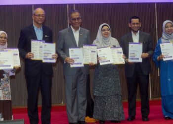 DZULKEFLY Ahmad (tiga kiri) buku Tinjauan Kebangsaan Kesihatan dan Morbiditi (NHMS) 2025 : Kesihatan Warga Emas di Putrajaya. - UTUSAN/ FAISOL MUSTAFA