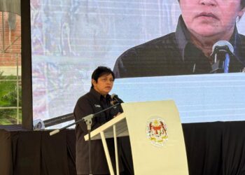 AZALINA Othman Said ketika berucap di Majlis Penyerahan Ruang Pejabat Bahagian Pembelaan Awam, Pelancaran Kembara Justice On Wheels (JOW) dan Pentauliahan Pengawai Pengantara di sini, hari ini.