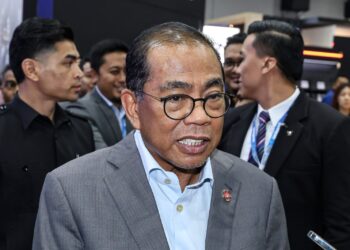 MOHAMED Khaled Nordin sewaktu menghadiri Pameran Perkhidmatan Pertahanan ASIA (DSA) & Pameran Keselamatan Kebangsaan (NATSEC) 2026 di Pusat Pameran dan Dagangan Antarabangsa Malaysia (MITEC) di sini, hari ini. - UTUSAN/AMIR KHALID