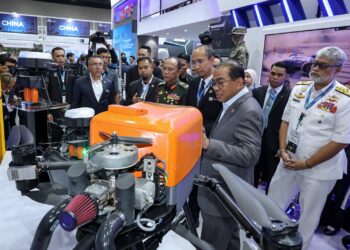 MOHAMED KhaledNordin sewaktu tinjauan Pameran Perkhidmatan Pertahanan ASIA (DSA) & Pameran Keselamatan Kebangsaan (NATSEC) 2026 di Pusat Pameran dan Dagangan Antarabangsa Malaysia (MITEC) di sini, hari ini. - UTUSAN/AMIR KHALID
