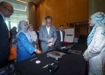 DZULKELFY Ahmad melawat pameran selepas Majlis Pelancaran Dapatan NHMS 2025: Kesihatan Warga Emas di Putrajaya. - UTUSAN/FAISOL MUSTAFA