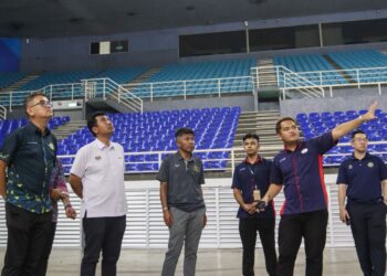 MORDI Bimol (dua dari kiri) bersama Harry Chai Heng Hua (kiri) ketika meninjau keadaan semasa fasiliti serta keperluan teknikal bagi venue penganjuran Sukan SEA 2027 di SPICE Arena, Bayan Lepas, Pulau Pinang hari ini.-UTUSAN/DANIAL SAAD