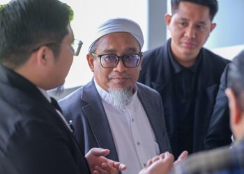 ZULKIFLI Ismail sewaktu hadir untuk membuat permohonan maaf secara terbuka berhubung saman fitnah di Mahkamah Sesyen Kuala Lumpur, hari ini. -UTUSAN/M. FIRDAUS M. JOHARI