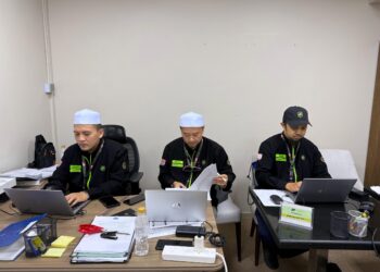 PETUGAS Tabung Haji melakukan persiapan untuk menyambut ketibaan jemaah Malaysia secara berperingkat ke Madinah. – TABUNG HAJI