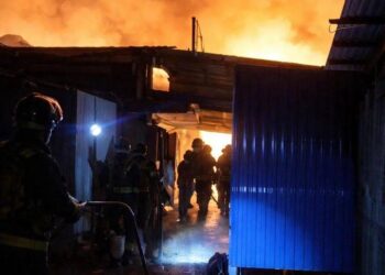 PASUKAN bomba mengambil masa 11 jam bagi memadam kebakaran di Kampung Bahagia, Batu Sapi, Sandakan Sabah. IHSAN JBPM SABAH