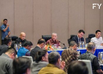 FADILLAH Yusof ketika mempengerusikan mesyuarat penubuhan pasukan petugas khas Op Tiris 4.0 di peringkat negeri di Sabah dan Wilayah Persekutuan Labuan di Kota Kinabalu, Sabah semalam.- FB FADILLAH YUSOF