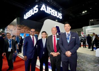 PRESIDEN Airbus Asia Pasifik, Anand Stanley (kiri) bergambar selepas taklimat media Airbus untuk memberikan gambaran keseluruhan pendekatan syarikat bagi memenuhi keperluan pertahanan negara Malaysia dan industri pertahanannya pada Pameran Perkhidmatan Pertahanan Asia (DSA) dan Pameran Keselamatan Kebangsaan (NATSEC) Asia 2026, di Pusat Pameran dan Dagangan Antarabangsa Malaysia (MITEC).