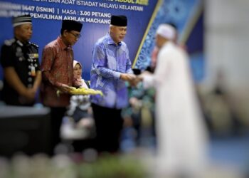 TENGKU Mohamad Rizam Tengku Abdul Aziz (tiga kiri) menyampaikan penghargaan kepada banduan yang bergelar huffaz di PPA Machang, Kelantan hari ini-UTUSAN/KAMARUL BISMI KAMARUZAMAN.