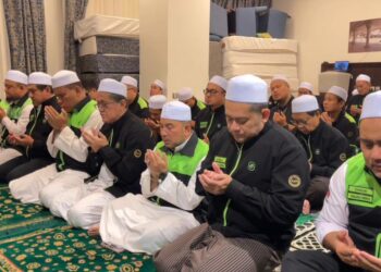PETUGAS haji TH menyertai solat hajat di Pejabat Operasi TH Madinah.