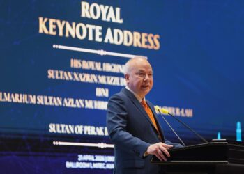 SULTAN Nazrin Muizzuddin Shah berkenan menyampaikan ucapan pada Majlis Putrajaya Forum 2026 di Pusat Pameran dan Dagangan Antarabangsa (MITEC) di sini hari ini. - UTUSAN/AMIR KHALID