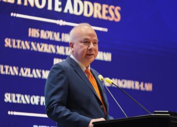 SULTAN Nazrin Muizzuddin Shah berkenan menyampaikan ucapan pada Majlis Putrajaya Forum 2026 di Pusat Pameran dan Dagangan Antarabangsa (MITEC) di sini hari ini. - UTUSAN/AMIR KHALID