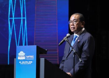 MOHAMED Khaled Nordin berucap pada Majlis Perasmian Forum Putrajaya sempena Pame­ran Perkhidmatan Pertahanan Asia (DSA) 2026 dan Pameran Keselamatan Kebangsaan (NATSEC) 2026 di MITEC, Kuala Lumpur hari ini. - UTUSAN/AMIR KHALID