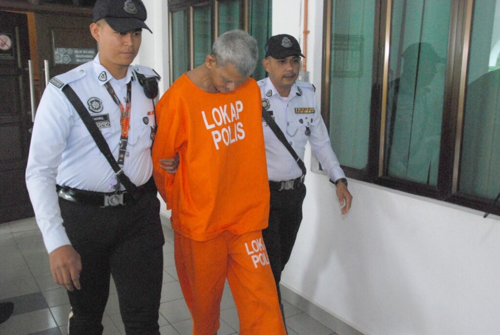 Pemandu bas ekspres khayal direman empat hari