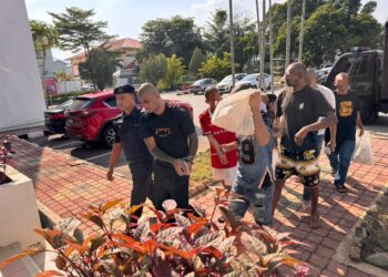 DANGI Chopilal (dua dari kiri) ketika tiba di pekarangan Mahkamah Majistret Bukit Mertajam, Pulau Pinang hari ini.