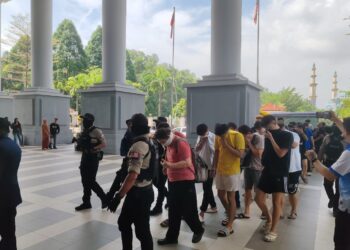 SERAMAI 33 lelaki yang melakukan rusuhan di sebuah pusat hiburan ditambah hukuman penjara selama 10 bulan oleh Mahkamah Tinggi Kuala Lumpur, hari ini. - UTUSAN