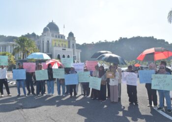 SEKUMPULAN kontraktor berhimpun bagi menggesa agar projek-projek MARRIS diserahkan semula kepada kerajaan negeri di hadapan Kompleks Seri Putra, Kangar, Perlis. -UTUSAN/ASYRAF MUHAMMAD