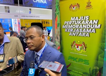 AMIRUDDIN Shari ketika ditemui pemberita di Pameran Perkhidmatan Pertahanan Asia (DSA) & Pameran Keselamatan Kebangsaan (NATSEC) 2026 di Pusat Pameran dan Dagangan Antarabangsa Malaysia (MITEC), hari ini. - UTUSAN/AMIR KHALID
