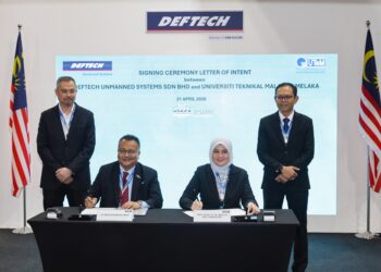 MAJLIS menandatangani LOI antara DUS dan UTeM diwakili Ketua Syarikat DUS, Dr. Mohd. Suhaimi Omar (duduk kiri) dan Naib Canselor UTeM, Prof Datuk Ts. Dr. Massila Kamalrudin (duduk kanan) sambil disaksikan oleh Ketua Pegawai Eksekutif DEFTECH, Mohammad Shanaz Mohammad Shees (kiri) dan Timbalan Naib Canselor (Penyelidikan dan Inovasi) UTeM, Profesor Dr. Zahriladha Zakaria sempena pameran Defence Services Asia (DSA2026) & National Security Asia (NATSEC2026) di Pusat Pameran dan Dagangan Antarabangsa (MITEC) di sini hari ini. - UTUSAN/AMIR KHALID