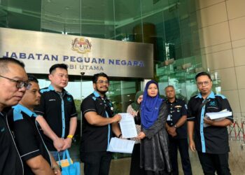 HISHAMMUDIN Hashim menyerahkan aduan rasmi di hadapan Jabatan Peguam Negara di sini, hari ini.