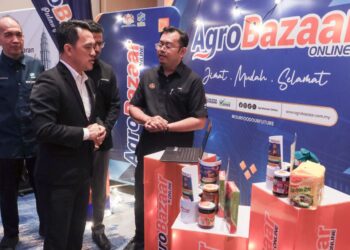 NOORSHAM Ramli (kiri) ketika mengiringi Goh Choon Aik (tengah) meninjau tapak pameran sempena Kursus Pemerkasaan Eksport dan Keusahawanan Global Siri 2: Globex China di Juru, Bukit Mertajam, Pulau Pinang hari ini.-UTUSAN/DANIAL SAAD