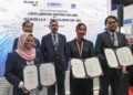 AZHAR Jumaat (belakang,kiri) menyaksikan pertukaran memorandum antara Ketua Lunas Langkawi Shipyard, Siti Salwa Abu Bakar (kiri) bersama Pengurus Jualan Eksport Sillinger S.A.S Anne Bouche (dua,kanan) dan Pengarah MHV Holdings Sdn Bhd Syed Zulfahmi Syed Mustafa (kanan) pada Majlis Menandatangani Memorandum Persefahaman antara LUNAS Langkawi Shipyard, Sillinger S.A.S dan MHV Holdings Sdn Bhd sempena Pameran Perkhidmatan Pertahanan Asia (DSA) dan Pameran Keselamatan Kebangsaan (NATSEC) Asia 2026 di Pusat Pameran dan Perdagangan Antarabangsa Malaysia (MITEC), di sini hari ini.- UTUSAN/ AMIR KHALID