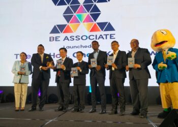 CHOW Kon Yeow (tiga dari kiri) ketika merasmikan program BE Associate di George Town, Pulau Pinang, hari ini.-UTUSAN/SAFINA RAMLI