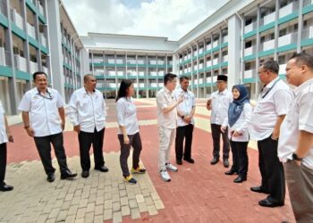 TIMBALAN Menteri Pendidikan, Wong Kah Woh (tengah) mengadakan lawatan tapak ke SK Bandar Putra 2 di Kulai, hari ini.