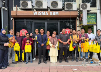 SYED Abdul Syarif (tengah), bersama ahli Persatuan Orang Buta Malaysia memperkenalkan teknologi voice talkback bagi membantu golongan cacat penglihatan menempah perjalanan secara berdikari dalam Seminar Mobiliti Inklusif 2026 di Wisma SBM baru-baru ini.