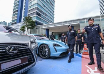 HUSSEIN Omar Khan (kiri) menunjukkan kereta mewah yang disita pada sidang media mengenai kejayaan menumpaskan sindiket pengedaran dadah dan Op Vape 1.0 di Ibu Pejabat Polis Kontinjen (IPK) Kuala Lumpur di sini, hari ini. - UTUSAN/SYAKIR RADIN