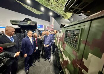 TUANKU Syed Faizuddin Putra Jamalullail dipersembahkan taklimat oleh Pengasas dan Pengarah Urusan Kumpulan Weststar, Tan Sri Syed Azman Syed Ibrahim di DSA 2026 di MITEC, Kuala Lumpur. -IHSAN/REJIMEN 504 ASKAR WATANIAH (TDM)