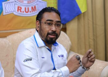 MUHAMMAD Faizal Shahibul Kiraya bercakap pada sidang akhbar R.U.M membantah penubuhan anak syarikat Tenang Capital Berhad dalam KTMB di Bangunan Tong Nam di sini hari ini. - UTUSAN/FARIZ RUSADIO