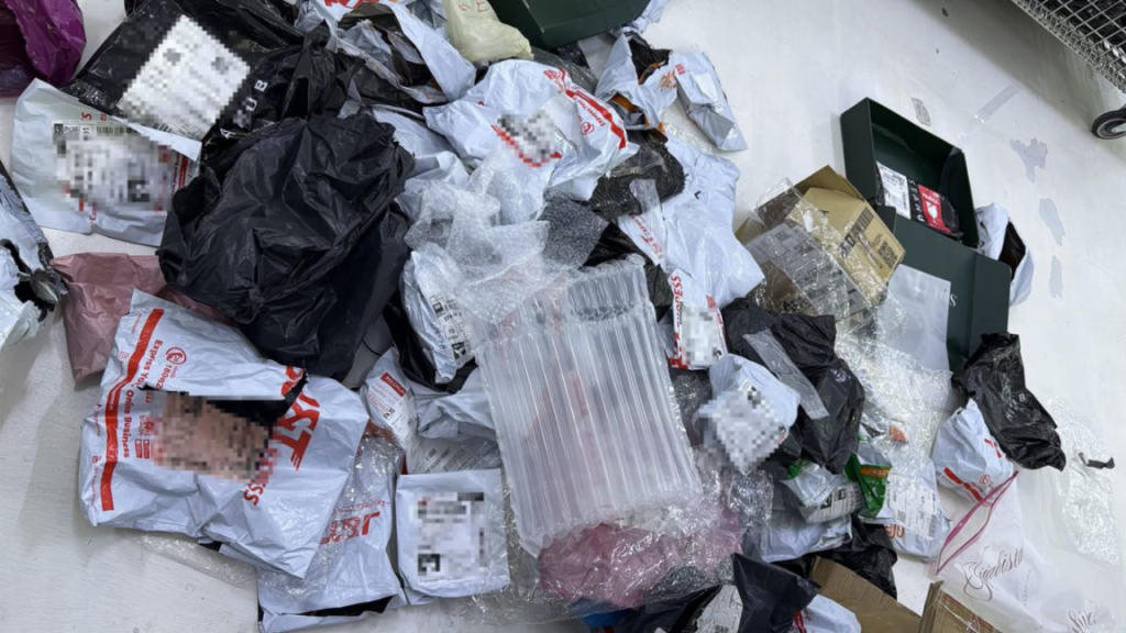 Pembeli pulang sampah kepada peniaga