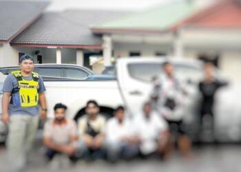 PATI dan tekong darat (kanan) yang ditahan PGA dalam serbuan di Tumpat, Kelantan.-IHSAN PGA